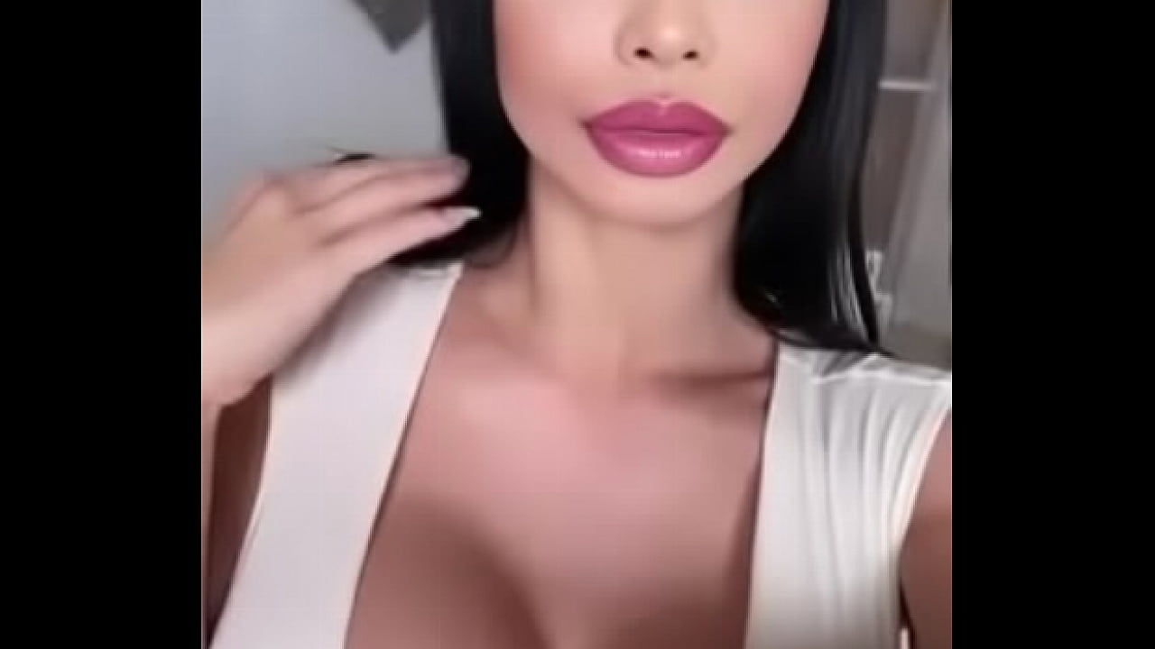 Busty babe shows off her cleavage