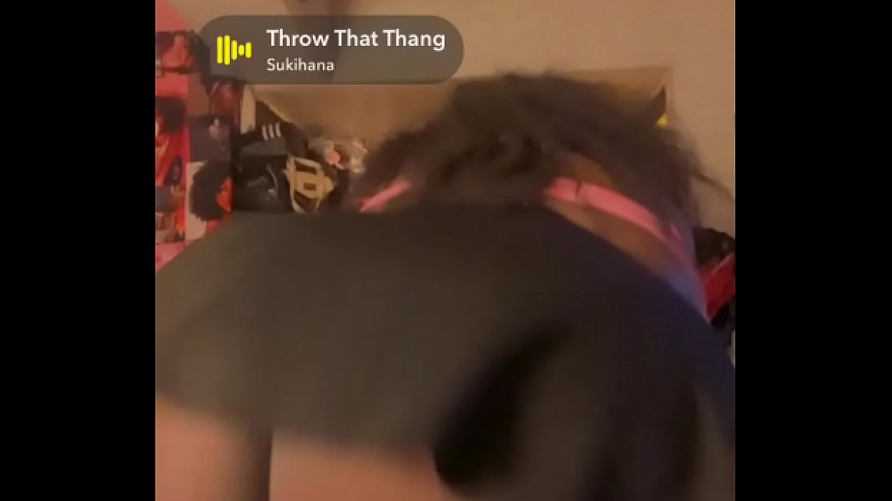 FAT ASS BITCH SHAKING ASS