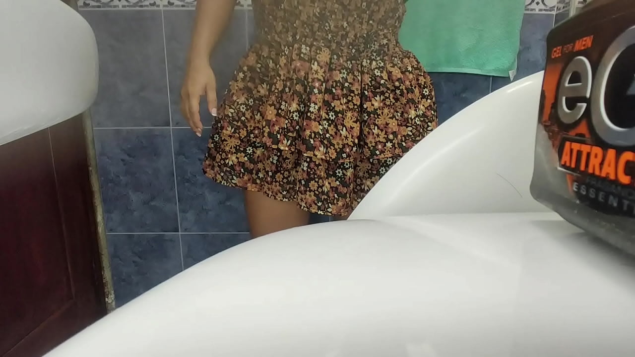 Mujer descubre camara oculta en baño publico que la graba meando