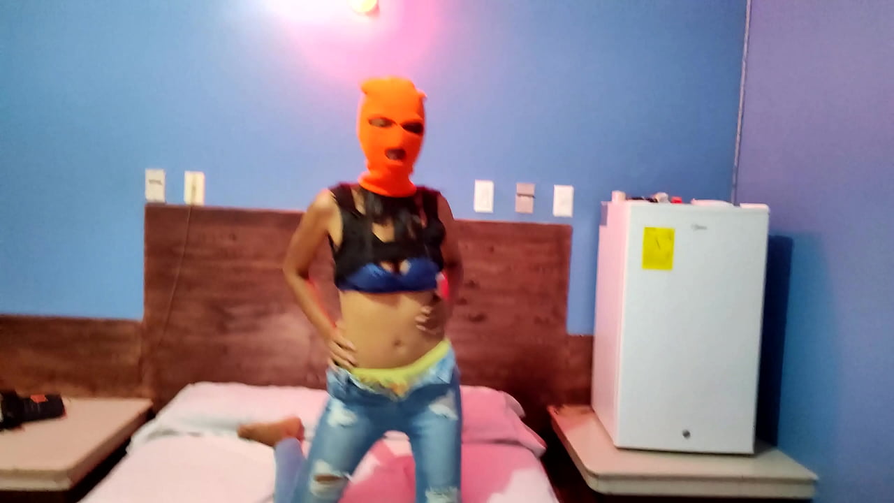 MI HERMANASTRA MORENA ME DICE QUE DESEA CELEBRAR EL DIA DE LA BRUJAS  EN UNA CAMA DE HOTEL. ELLA SE PONE UNA MASCARA Y MENEA SU CUERPO Y CADERAS MUY SEXY