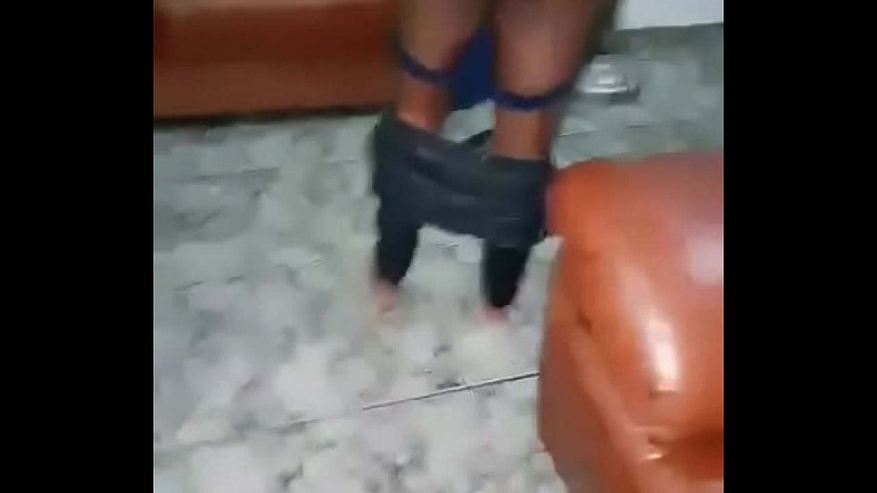 Nem deu tempo do cara tirar a calça e já quis fuder, na pele com cuspe