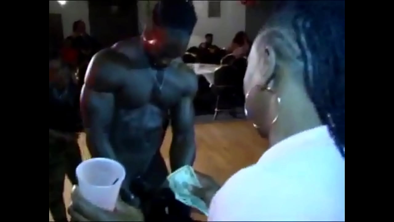 ChiTown Slut Eats Strippers Link