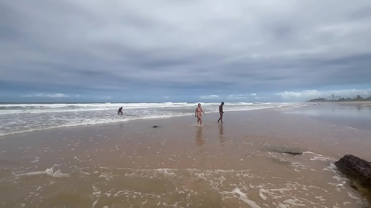 Fui na praia de nudismo tomar banho de mar e acabei tomando banho de porra