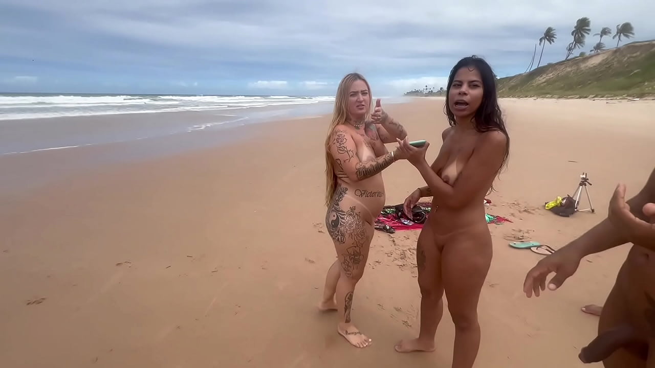 Fui na praia de nudismo tomar banho de mar e acabei tomando banho de porra