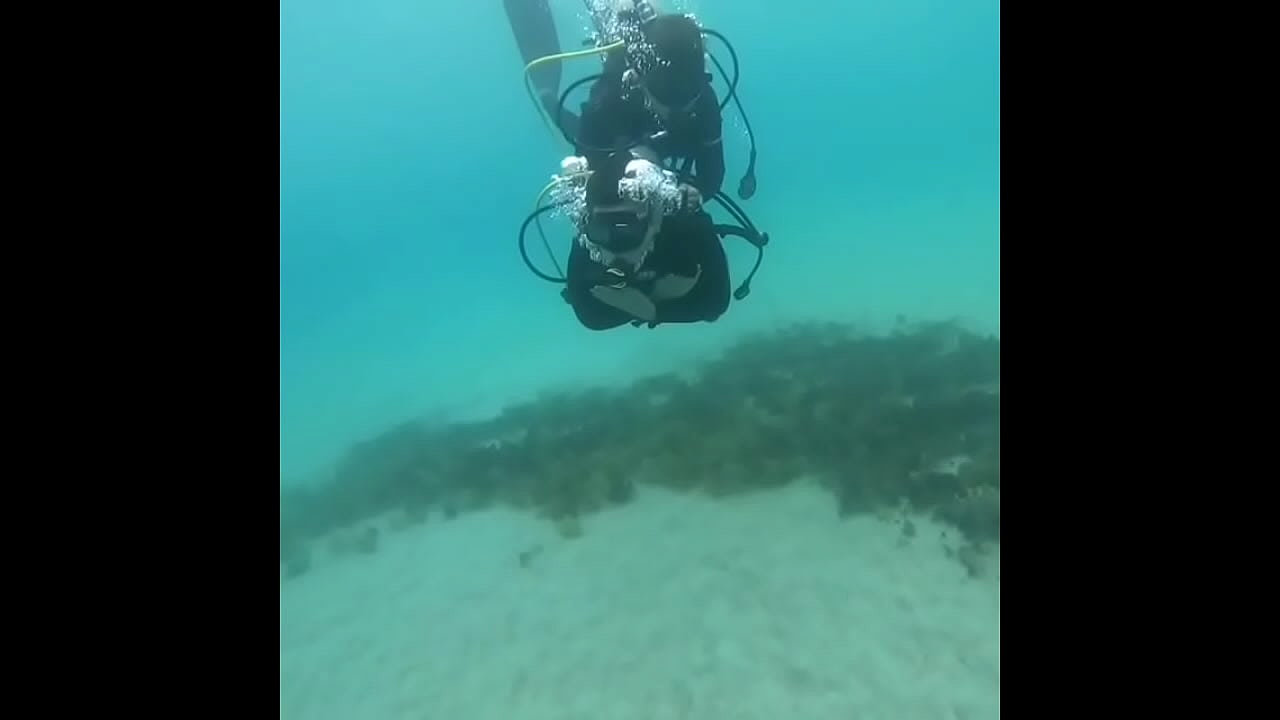 Se lo v. bajo el mar. Disfruta bien rico