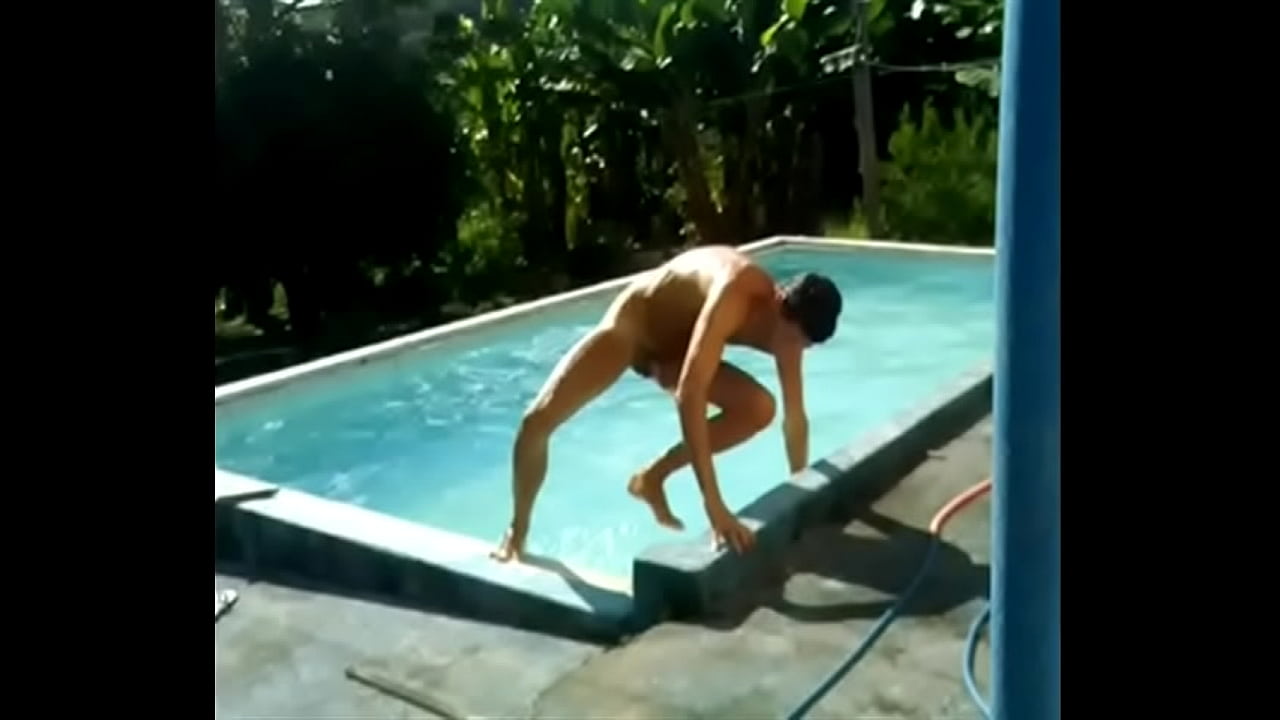 Completamente nú na piscina