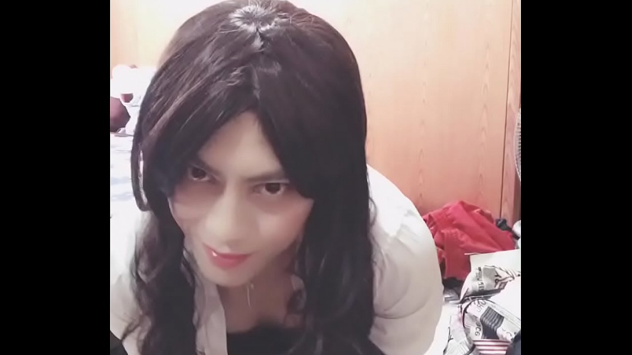 crossdresser masturbates