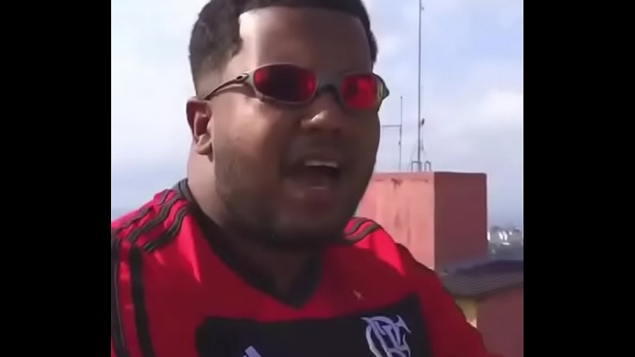 Gordinho flamenguista cantando inglês