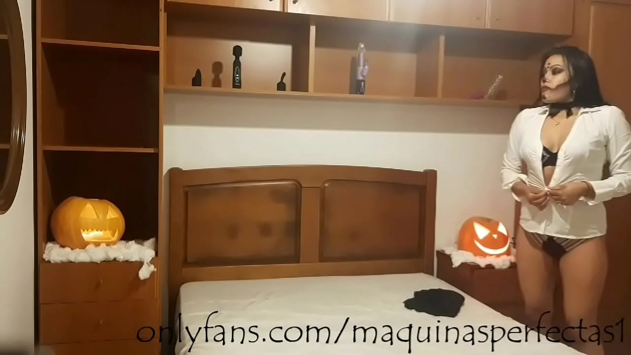 MI TÍO SE CORRE EN MI CULO LA NOCHE MÁS TENEBROSA DEL AÑO HALLOWEEN