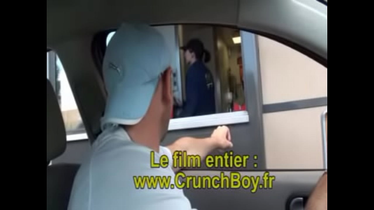 sexe au restaurant exhib mac donalds des jeunes se sucent leur grosse bite sous