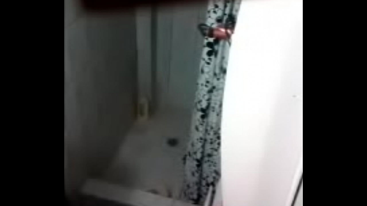 mi cuñada Maribel espiada en la ducha.MP4