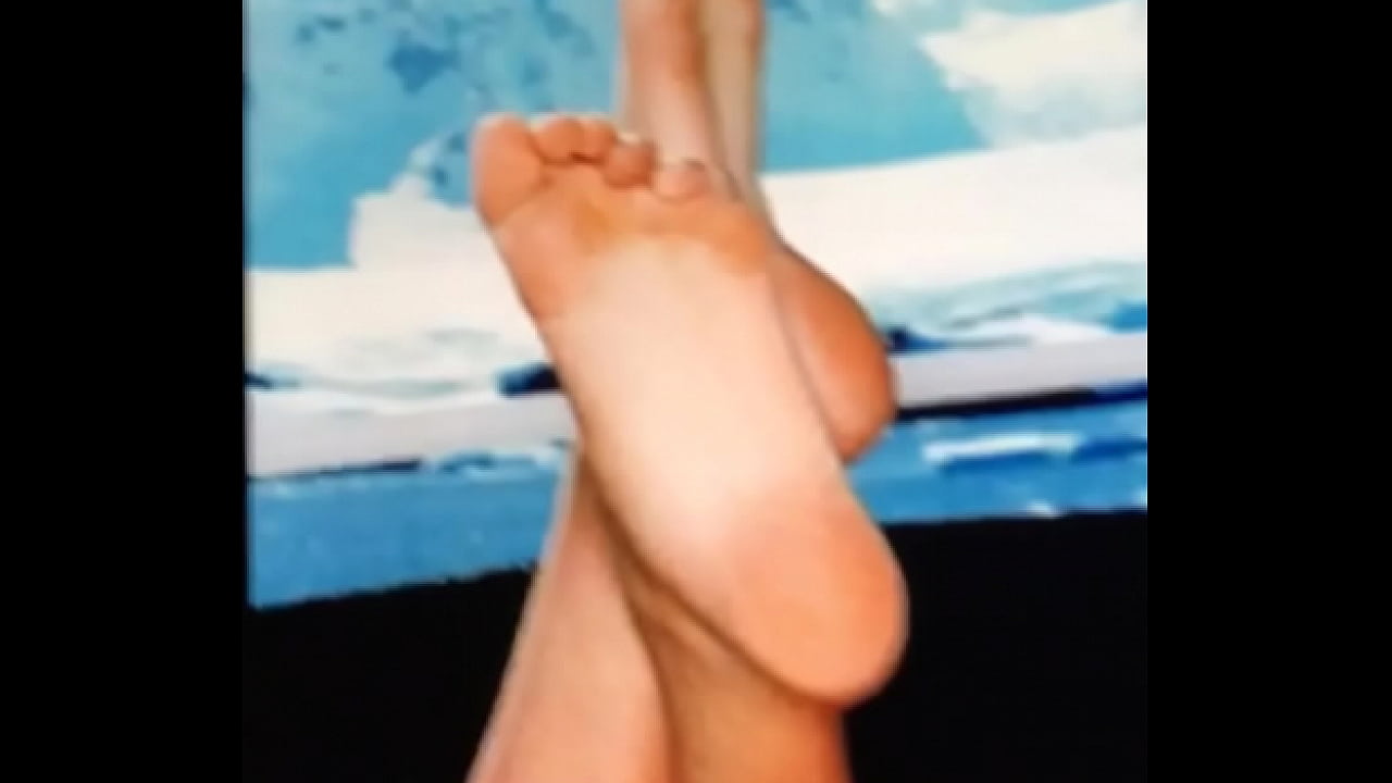 Cumming on kate upton’s feet