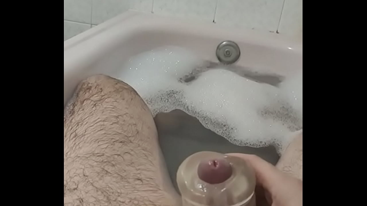 paja en la bañera con juguete 3