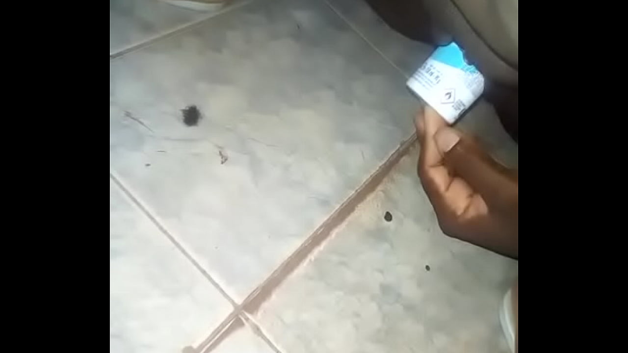 negra com desodorante no rabo