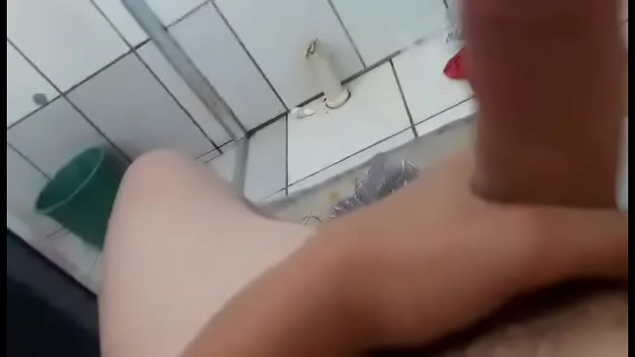 batendo uma punheta mandando salve