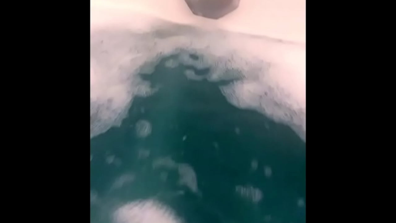 Canadian PAWG Elizabeth takes a soapy bath