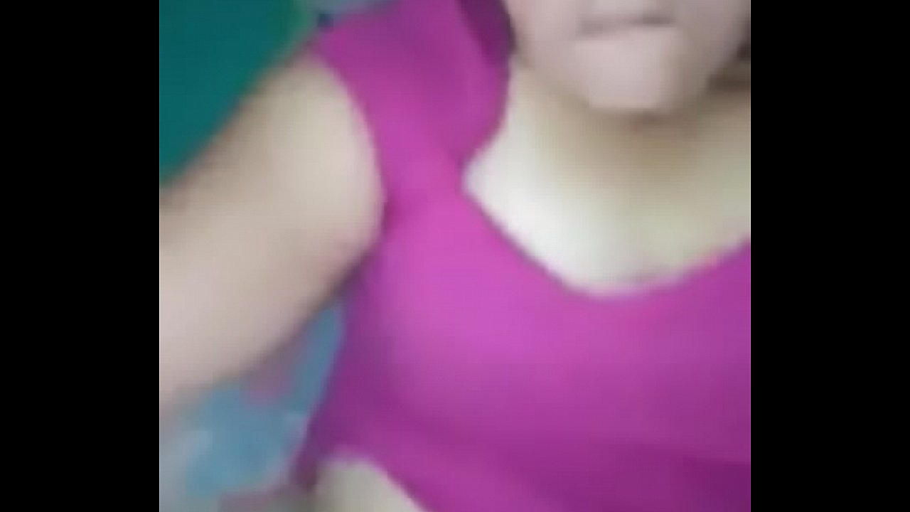 Rosa manoseando su linda y mojada cuca