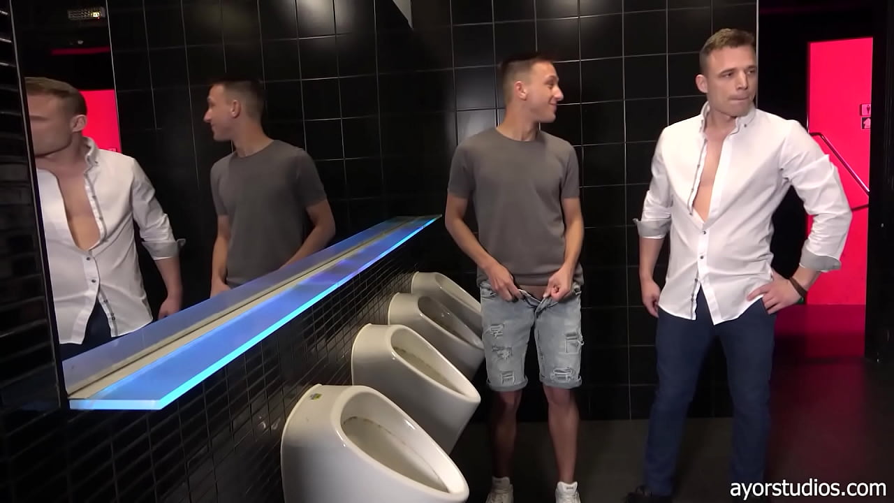 Sexy club manager Florian meets sweet employee at the urinal