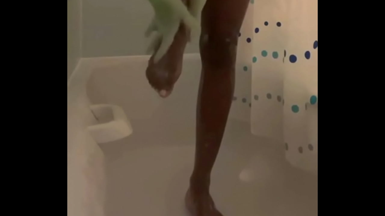 Soapy College Babe Gives her Feet Extra Attention in the Shower