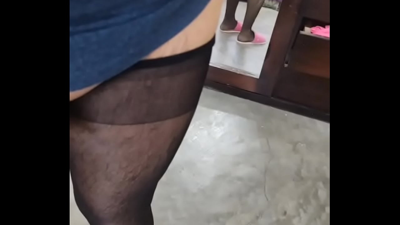 Rica travesti en medias y tacones