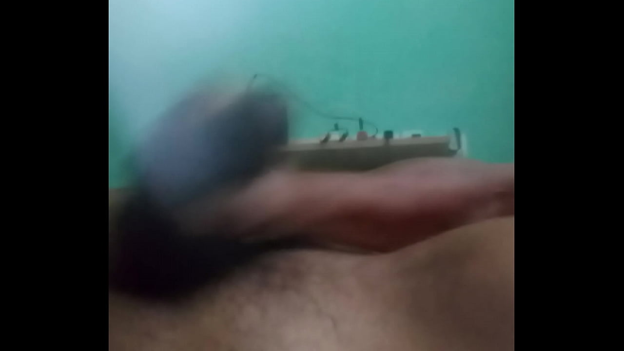 Homem gozando na cama gostoso e na xícara com muita leitinho e com a piroca grande