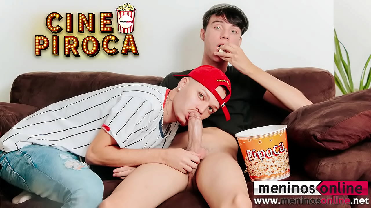 Comi o boy assistindo filme - Meninos Online