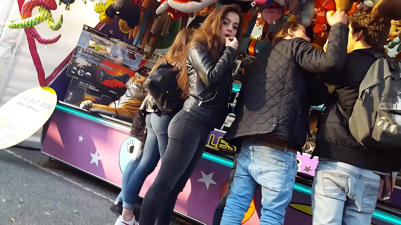 Candid a perfect teen girl bubble butt in black jeans with his boyfriend while they are shopping