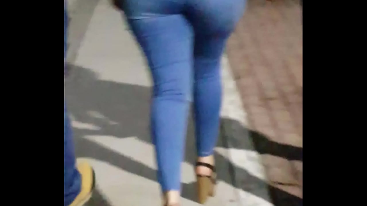 Chica buenota caminando se ve bien rica la putita...(1a(parte)