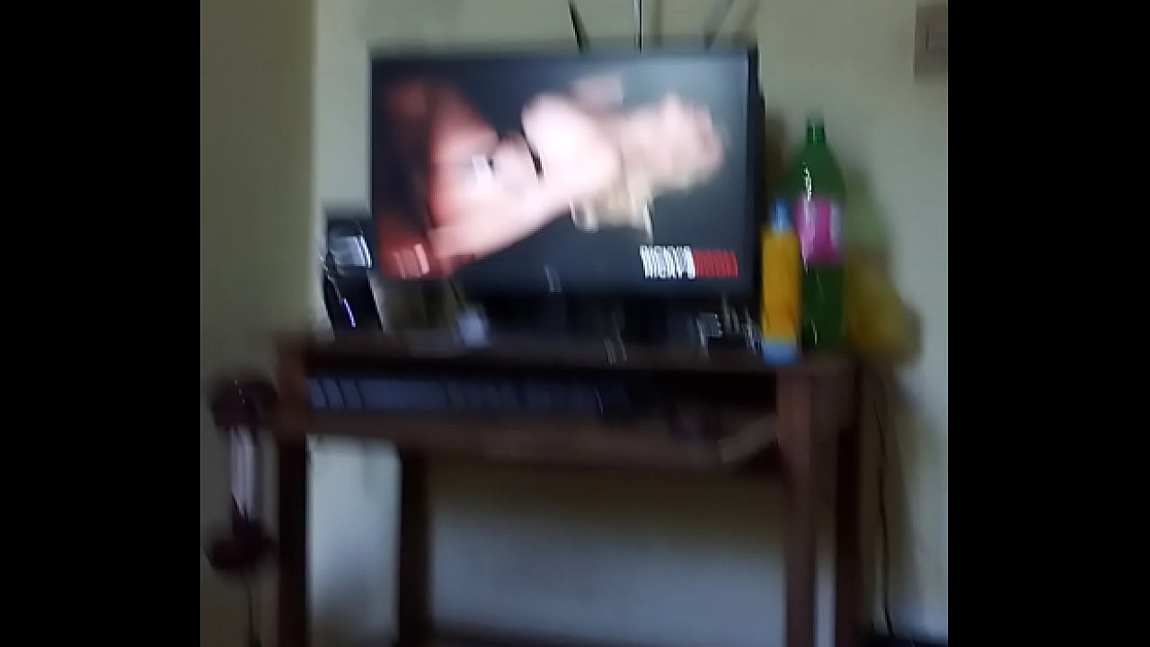 Vendo porno e masturbando até gozar bastante