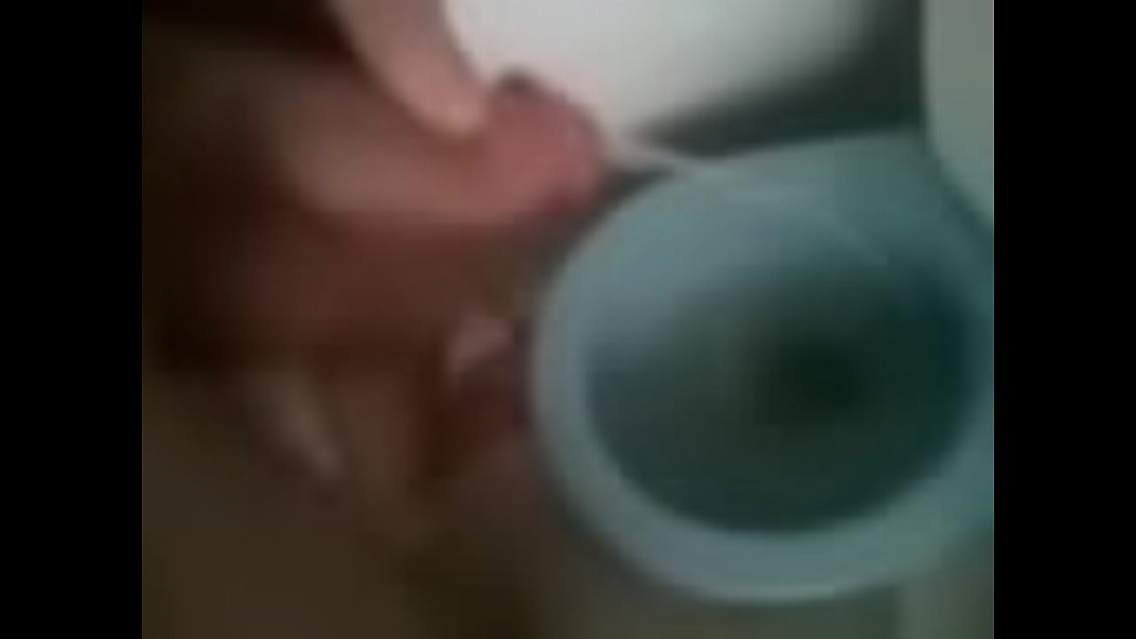 Small dick taking a pee