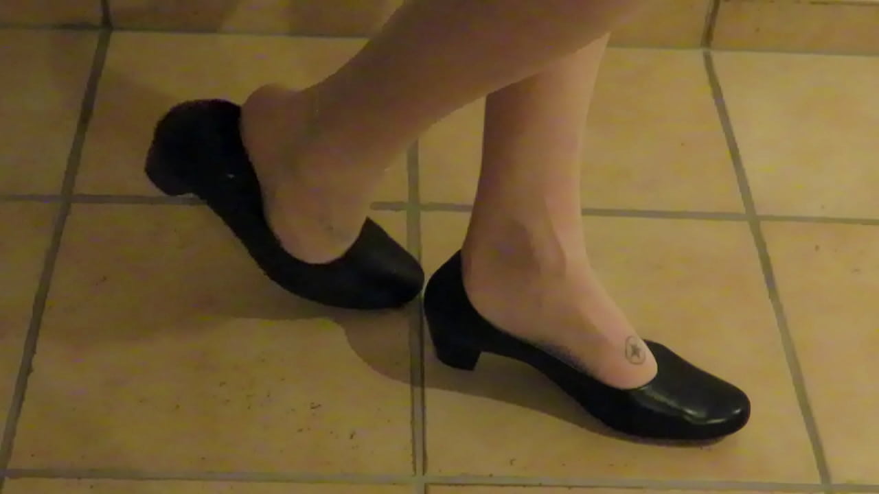 Isabelle-Sandrine, sexy tranny shoeplay