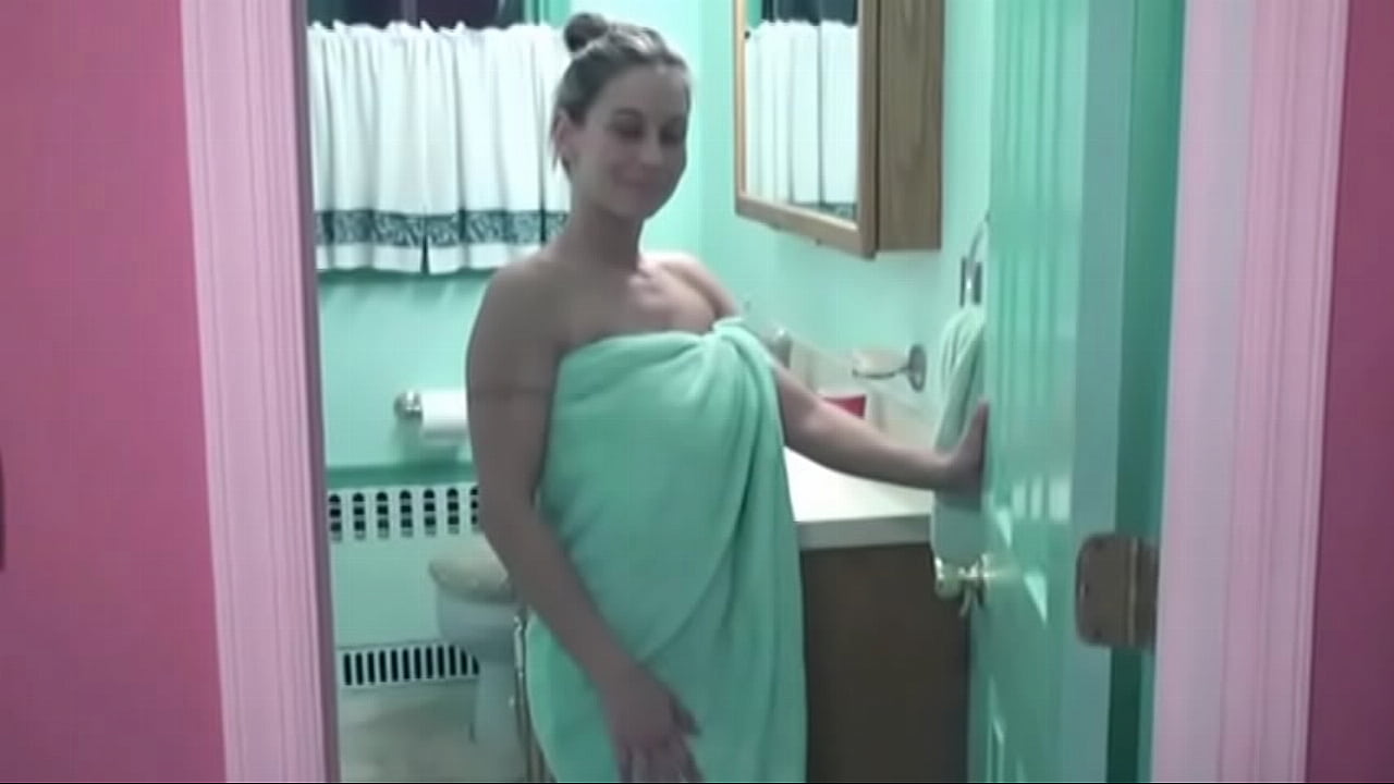 Leeanna Heart soaps up her big boobs in the bathroom