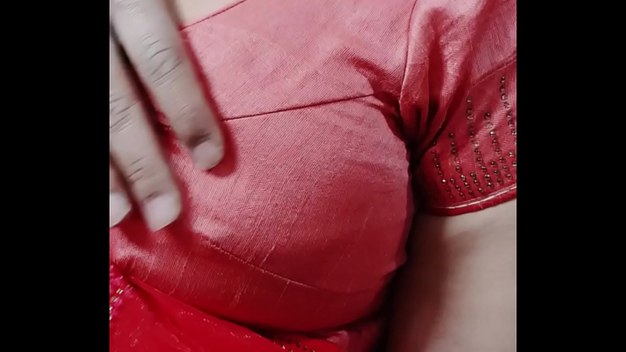 Desi girl boob press in saree