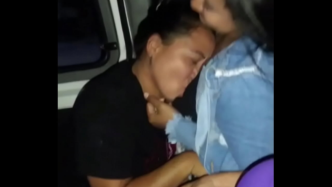 lesbianas calientes tienen sexo al aire libre delante de sus amigos