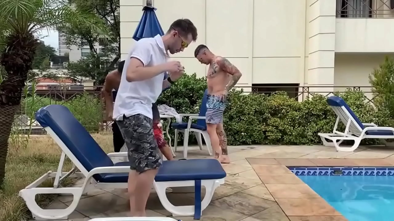 Amigo me chamou pra curtir uma piscina mas queria mesmo era que eu fudesse o namorado dele - Parte I