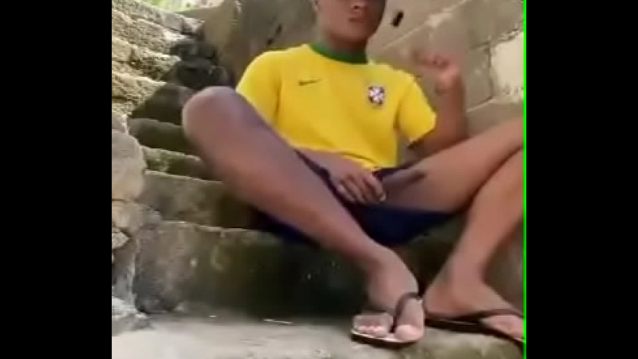 Novinho negro socando uma no beco