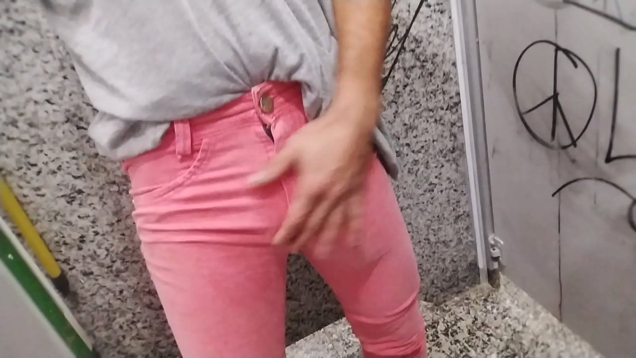 Pauzao duro se destacando na roupa apertada