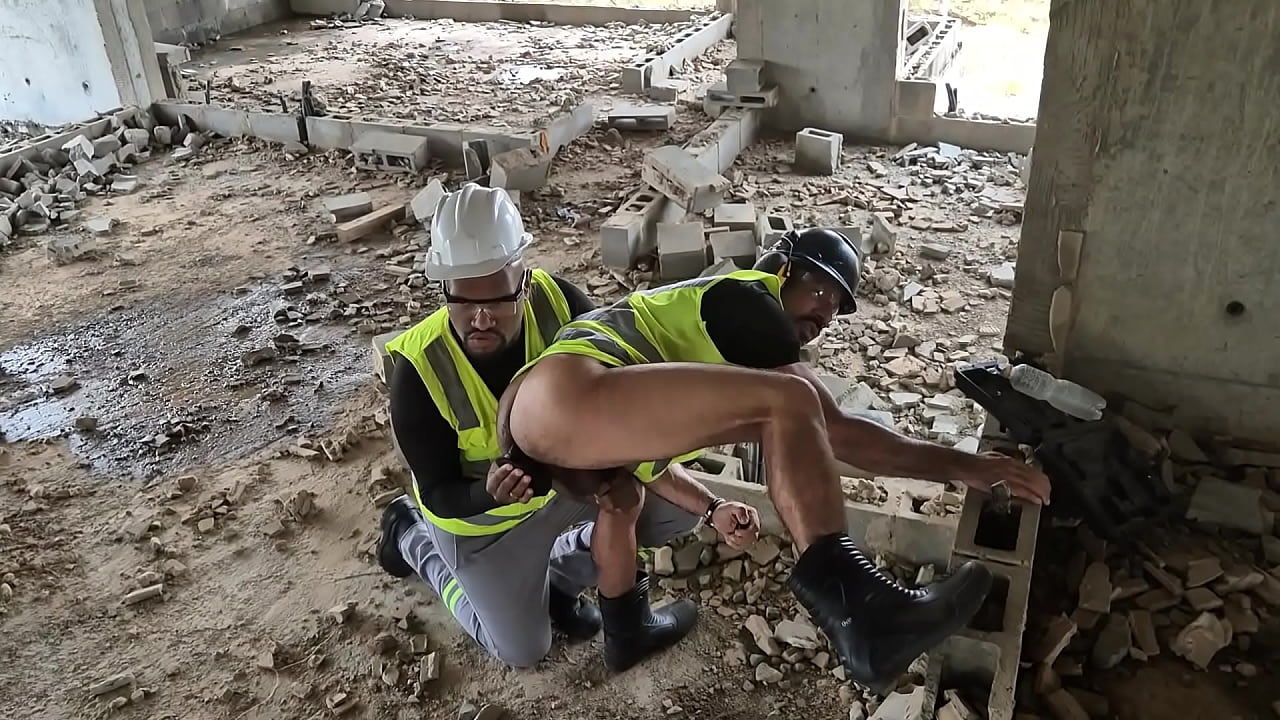 Sozinhos na obra os eletricista safados brincam com pinto de borracha