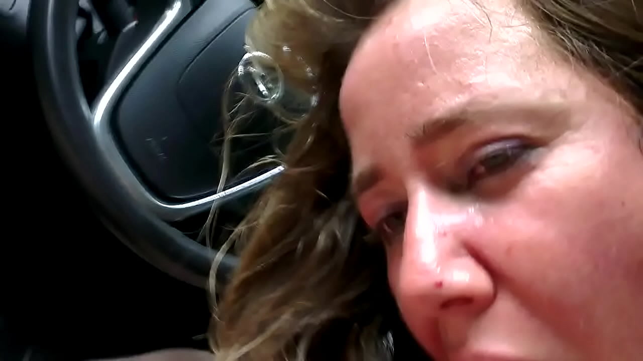 Amateur old MILF gives blowjob in car
