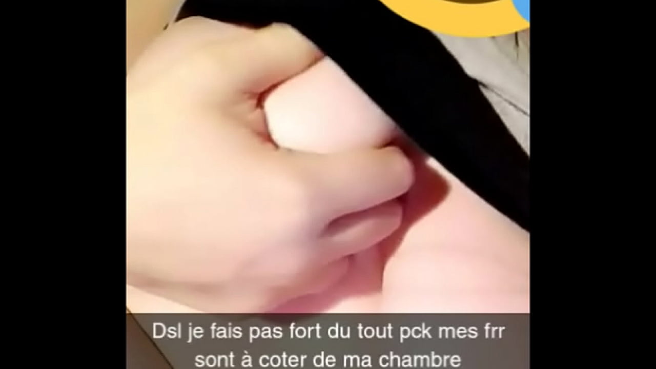 Jeune au beaux seins montre sur Snap