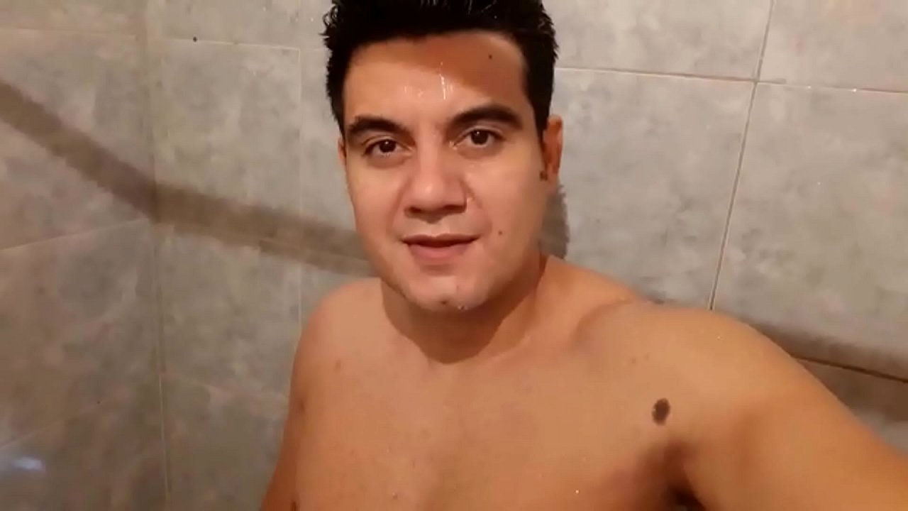 HOT SHOWER WITH YURI GAÚCHO