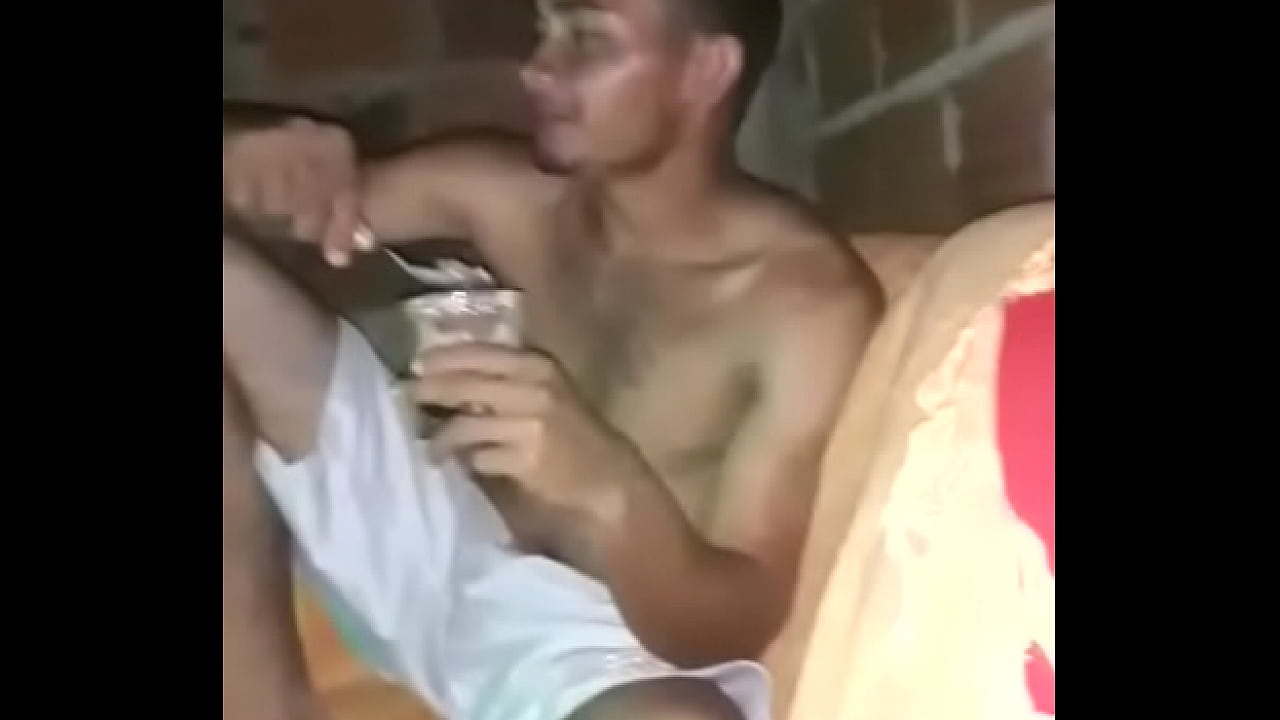 homem branco sem camisa  comendo sorvete no sofá