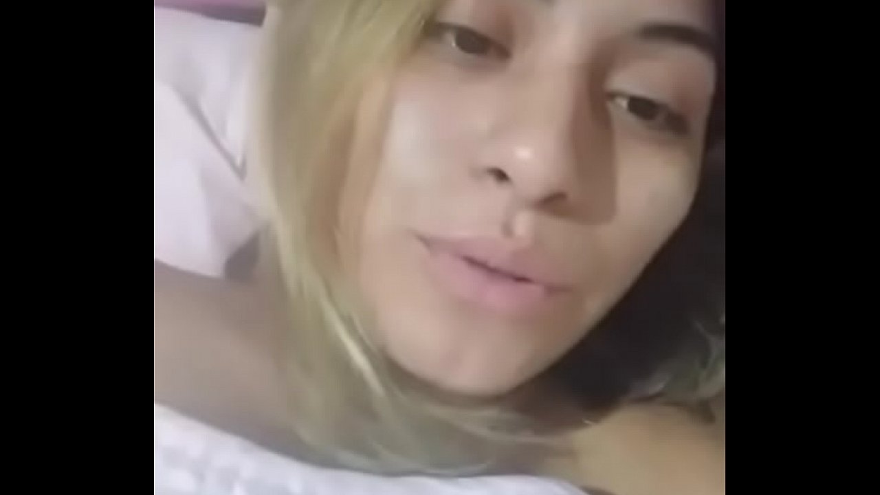 Melanie en su cama