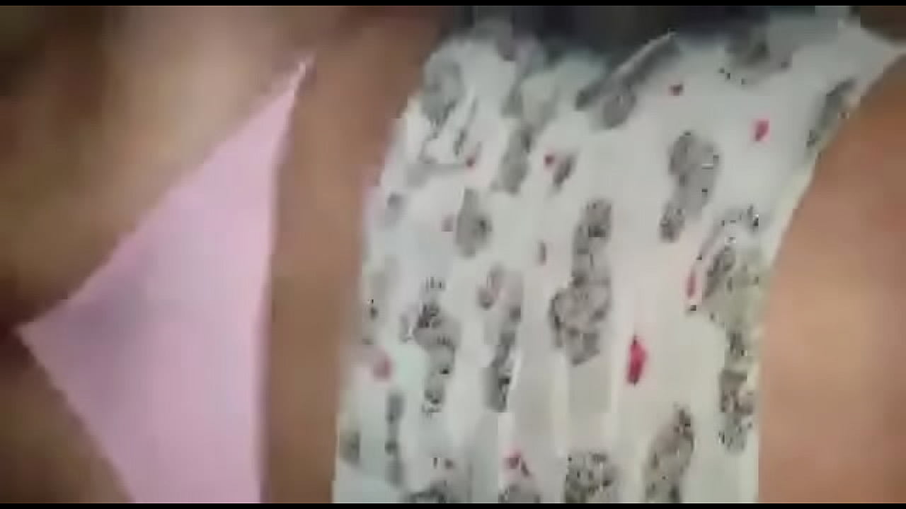 Pegando a mulher do corno na casa dela.