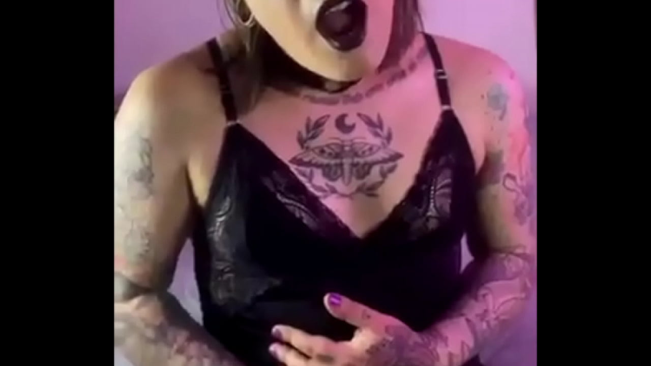 A trans Emma Ink bate uma punheta