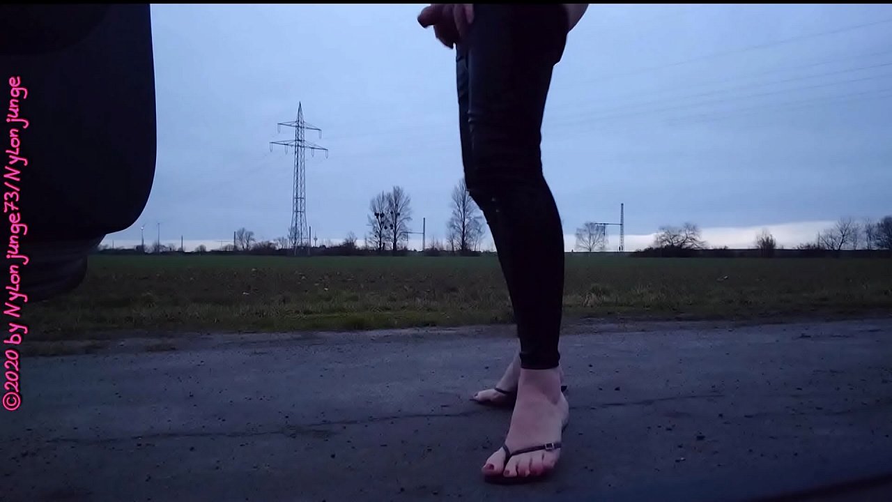 High Heels und Leggings auf dem Feldweg