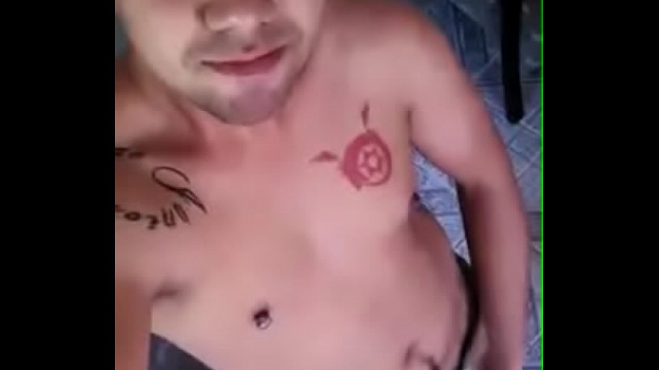 Tatuado brinca no celular