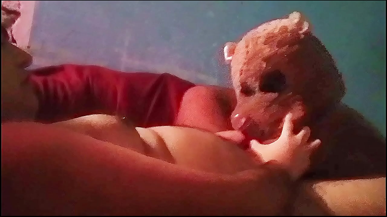 MI OSO DE PELUCHE COBRÓ VIDA Y ME HIZO UNA DELICIOSA PAJA HASTA SACARME LITROS DE LECHE