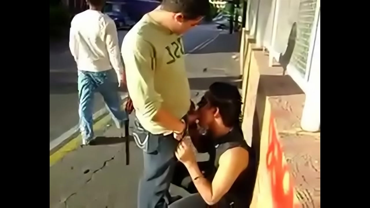 Una chupadita en publico Gay