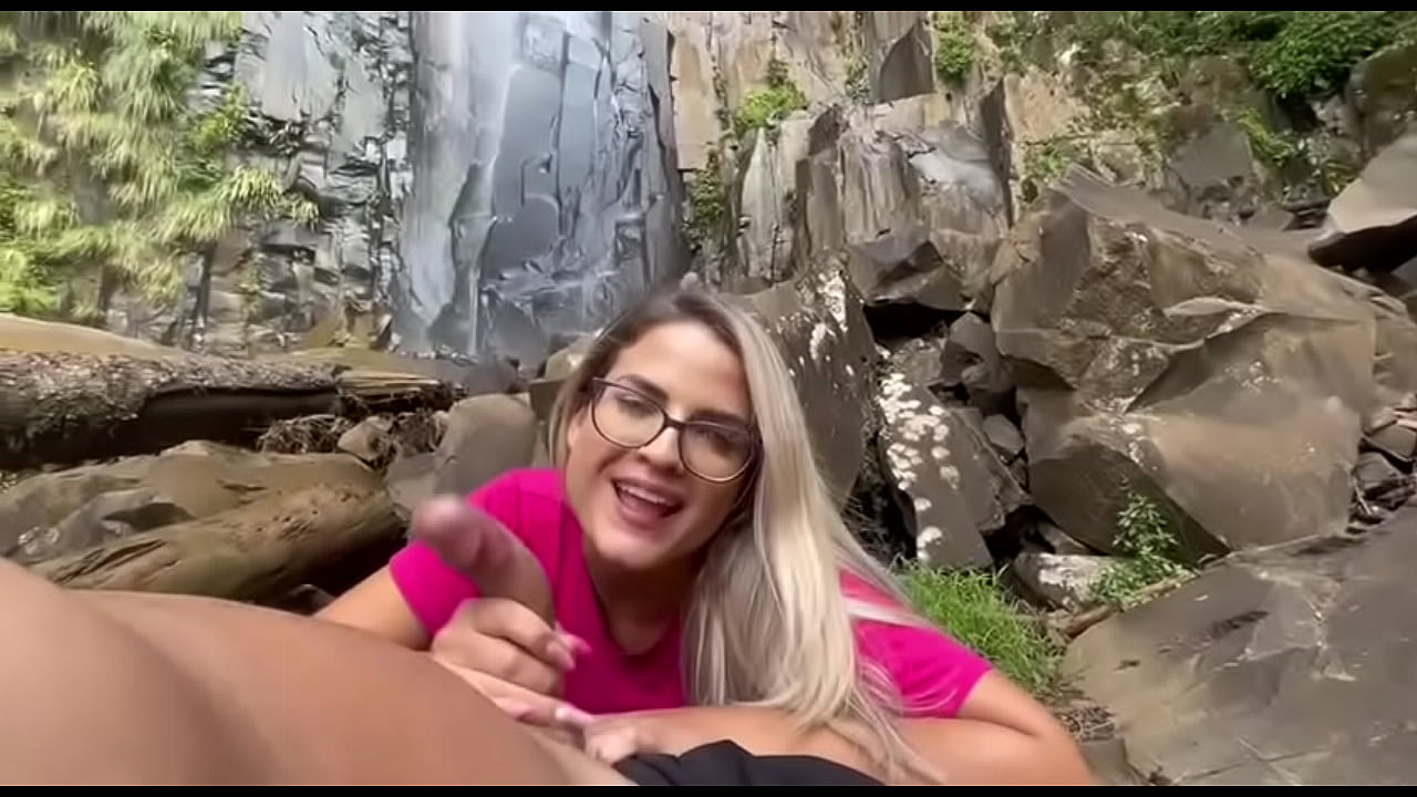 Encontrei esse safado na trilha da cachoeira e mamei muito o pau dele até ganhar leitinho na boca **Completo no Red e Sheer**